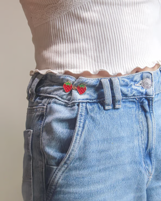 Niedliche Taillenbetonende Knöpfe Mit Cartoon-Motiven