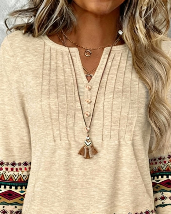 Langärmliges bedrucktes Top mit V-Ausschnitt