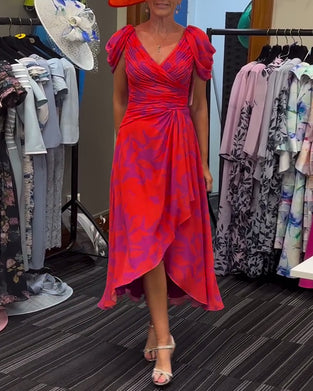 Bedrucktes kleid mit plissiertem schlitz