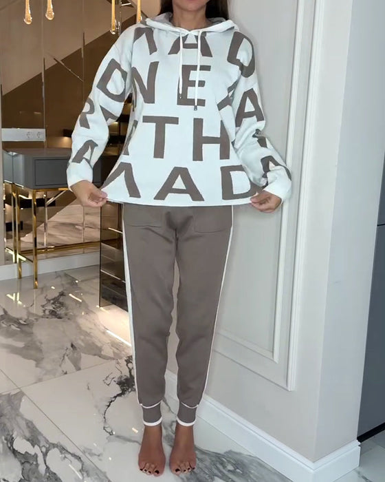 Zweiteiler mit Kapuze und Schriftzug