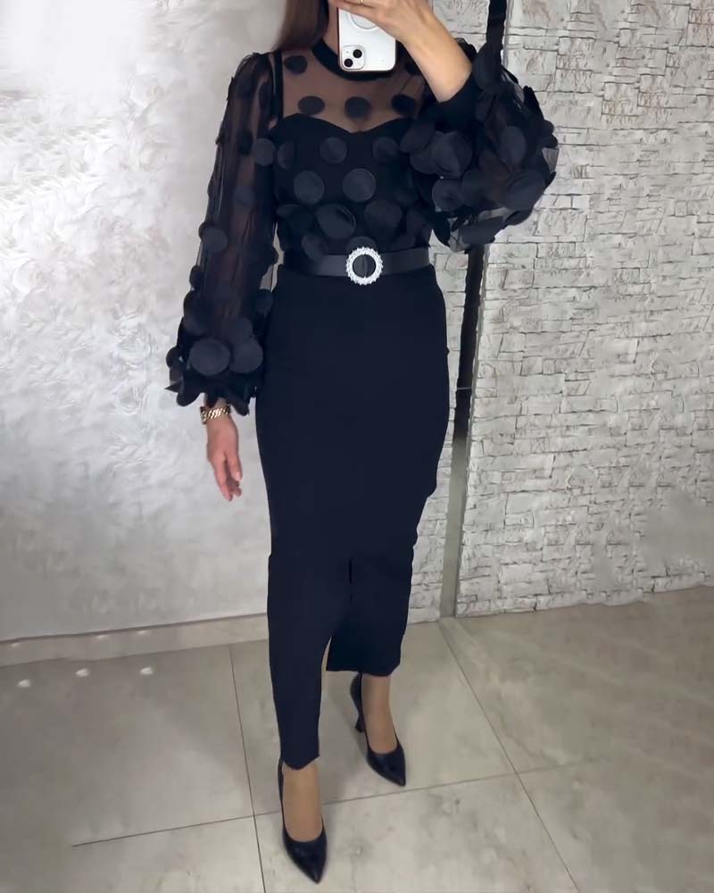 Figurbetontes Kleid im französischen Stil mit Puffärmeln