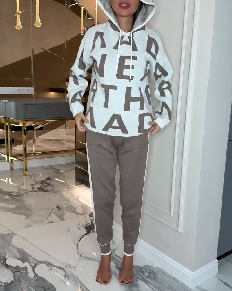 Zweiteiler mit Kapuze und Schriftzug