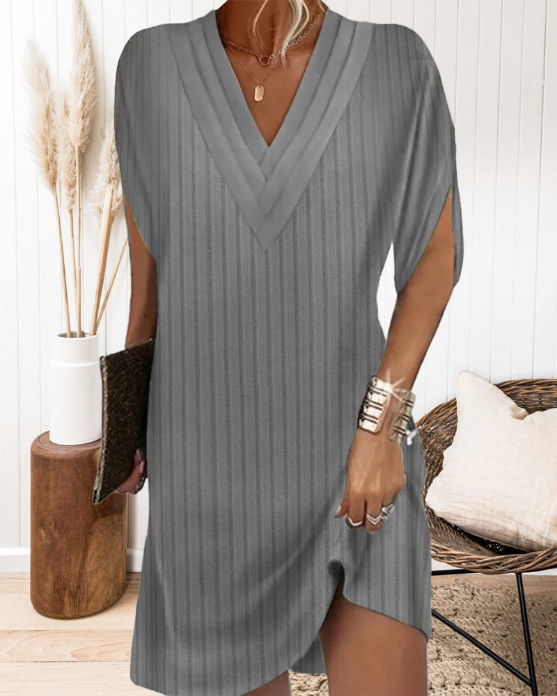 Lässiges, einfarbiges kleid mit geschlitzten ärmeln und V-ausschnitt
