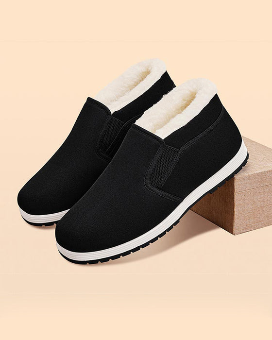 Herrenschuhe aus Baumwolle mit superwarmem Futter aus Kunstfell und rutschfester Sohle.