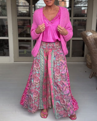 Hose mit farbenfrohen, locker sitzenden, weiten Beinen