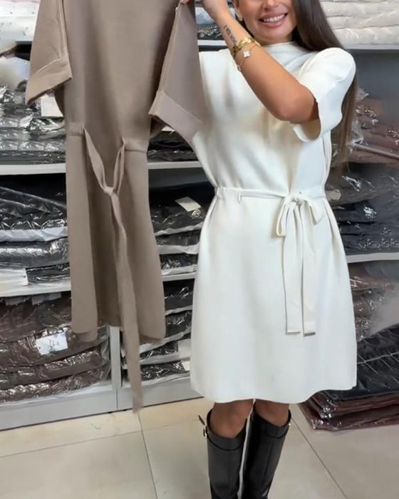 Kleid Mit Einfarbiger Farbe, Gestricktem Stoff, Gürtel-Detail Und Eleganter Stimmung