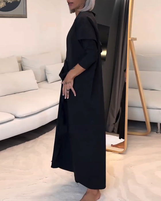 Modisches, einfarbiges, plissiertes kleid mit schnürung und rundhalsausschnitt
