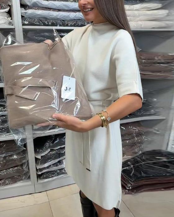 Kleid Mit Einfarbiger Farbe, Gestricktem Stoff, Gürtel-Detail Und Eleganter Stimmung