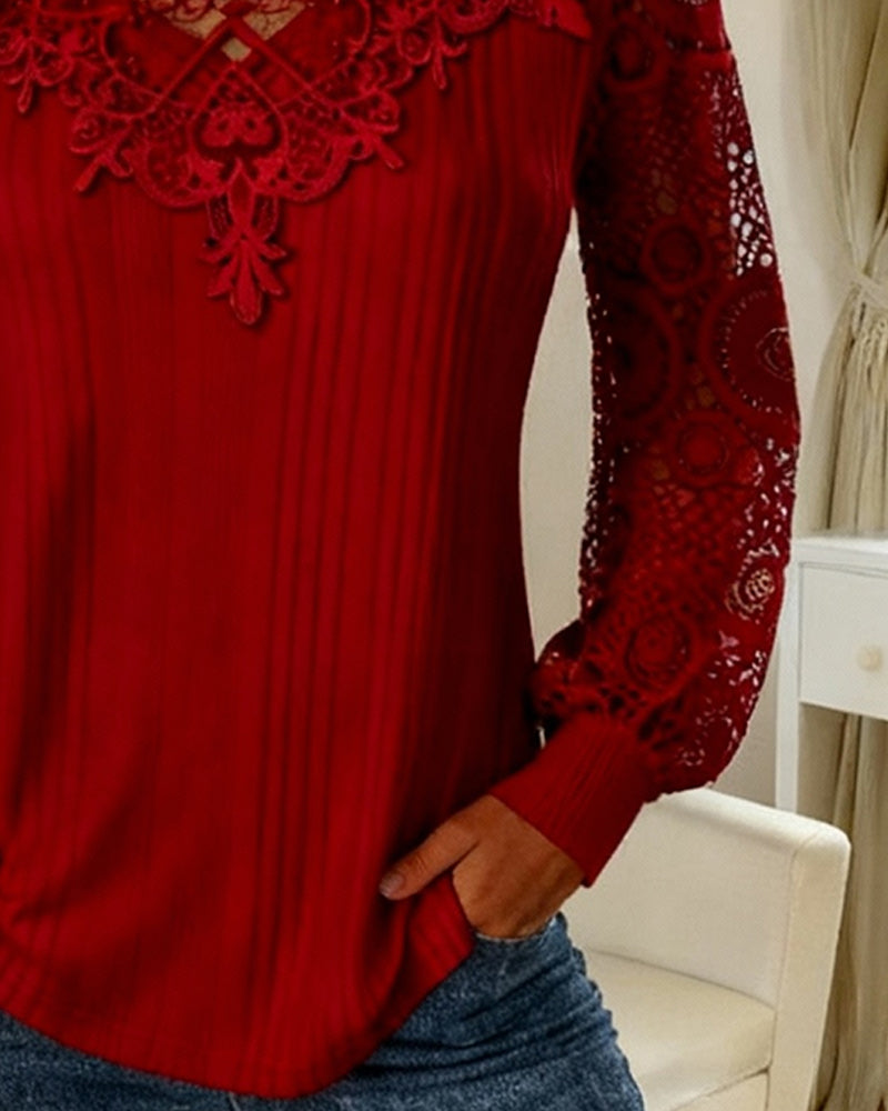 Unifarbenes Top mit Patchwork-Details und Rippenstruktur