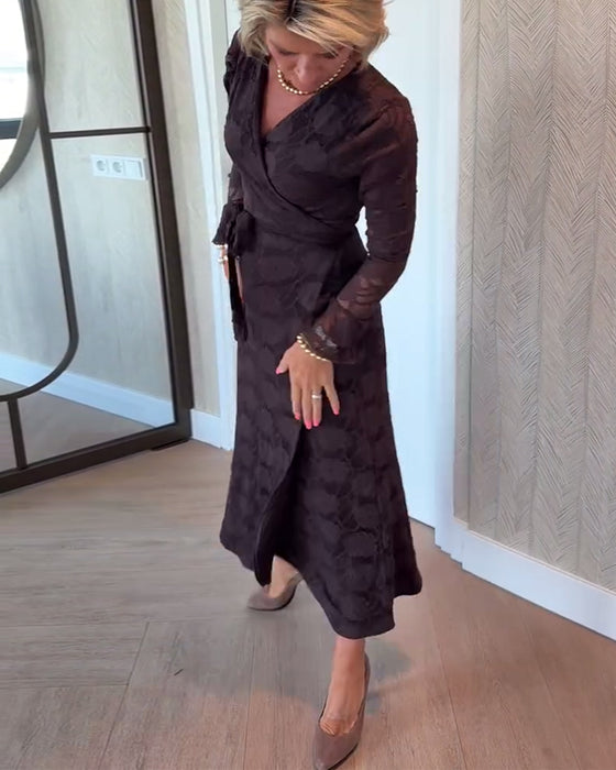 Modisches Kleid mit Trompetenärmeln und V-Ausschnitt