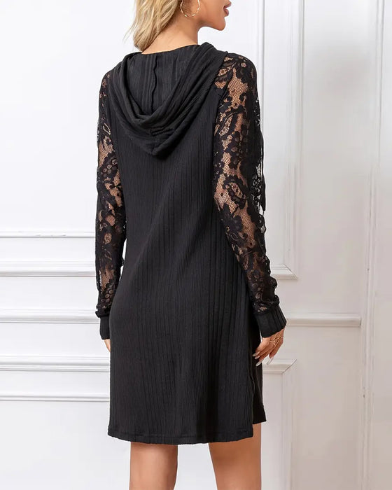 Kleid mit Kapuze und Spitzenbesatz