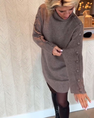 Modisches Strickkleid mit Knopfdesign