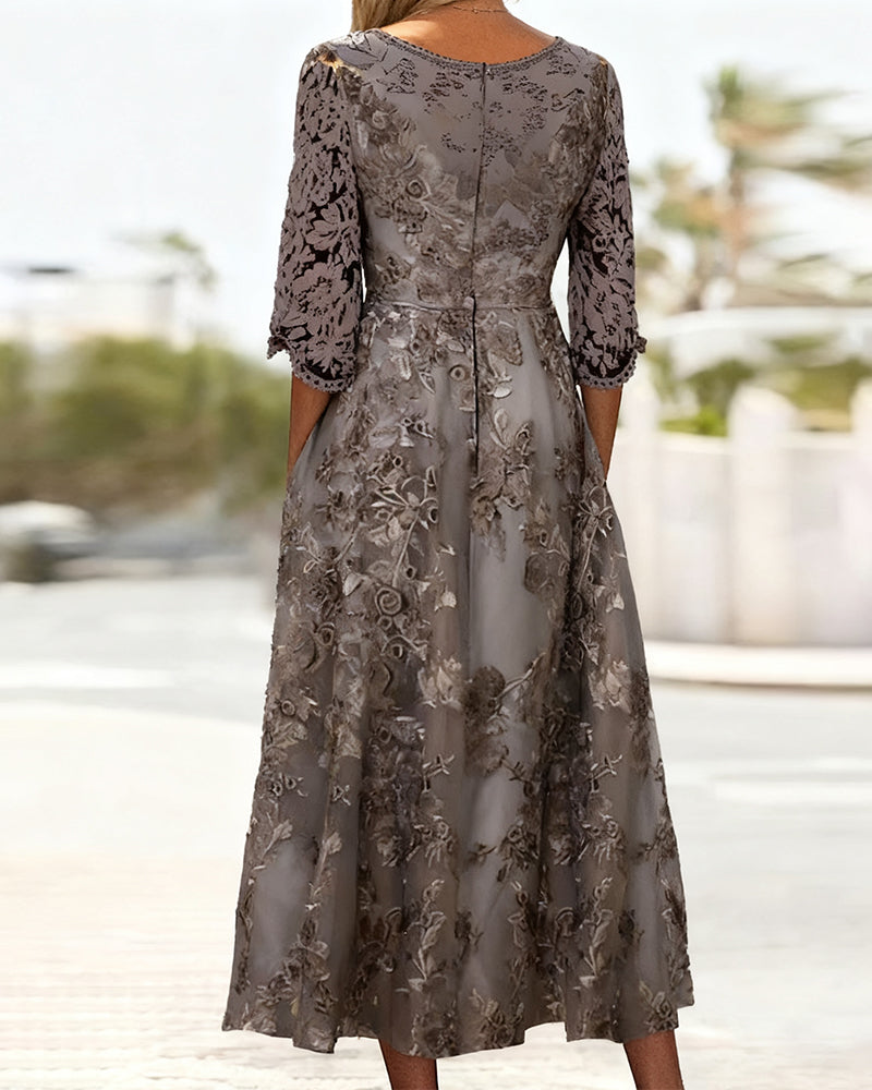 Kleid mit Rundhalsausschnitt und Dreiviertelärmeln