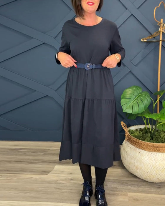 Lässiges einfarbiges patchwork-kleid mit rundhalsausschnitt