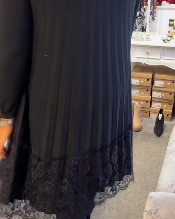 Weites Kleid mit Rundhalsausschnitt und Falten