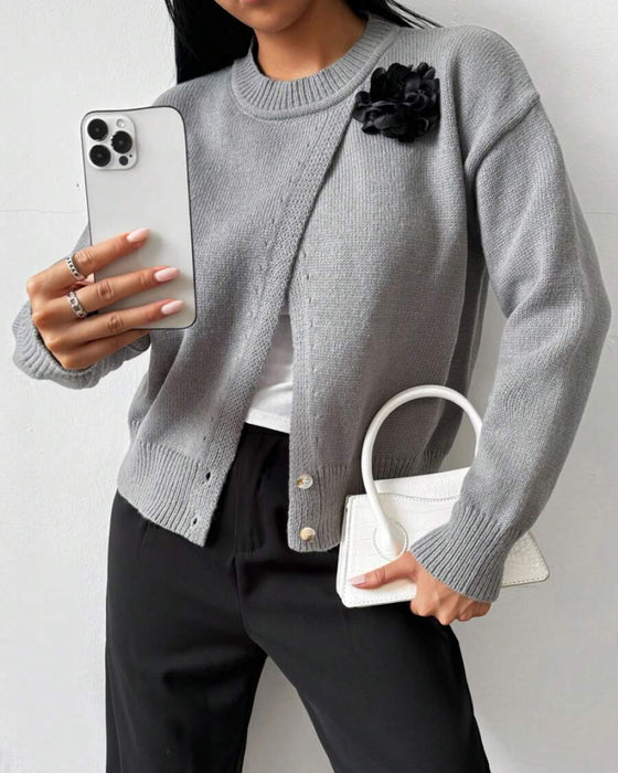 Moderner Pullover mit Schlitzsaum