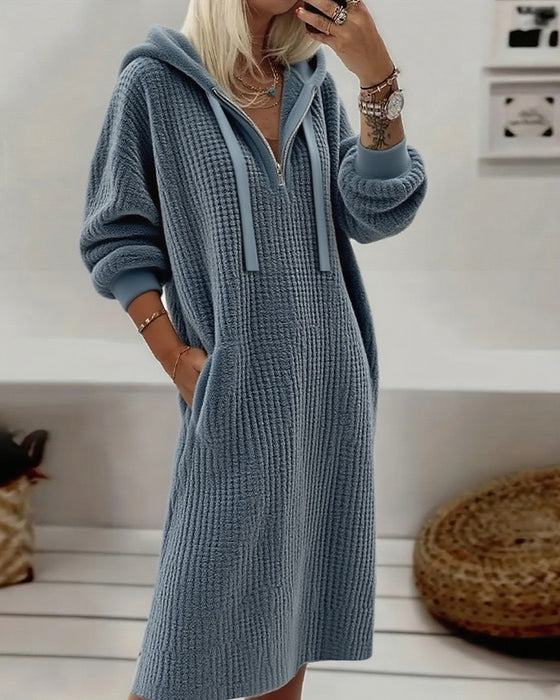 Kleid aus Fleece mit Waffelmuster mit Kapuze