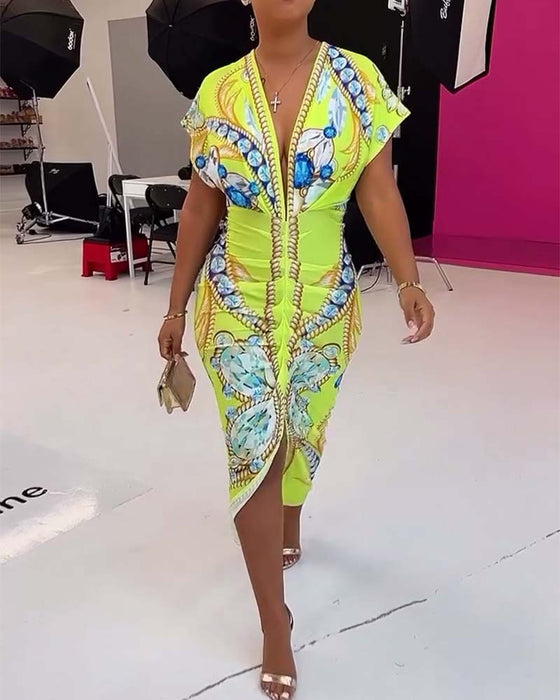 Bedrucktes kleid mit tiefem v-schlitz an der taille