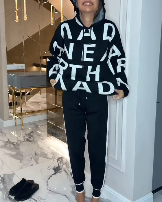 Zweiteiler mit Kapuze und Schriftzug