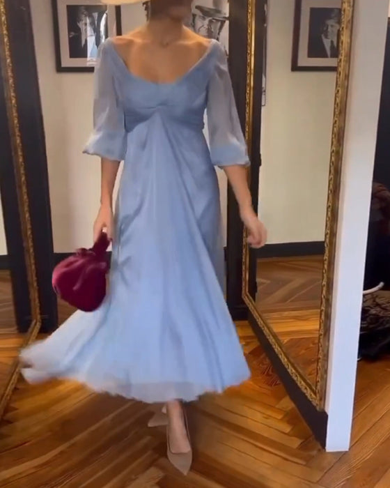 Einfarbiges, tief ausgeschnittenes taillenkleid