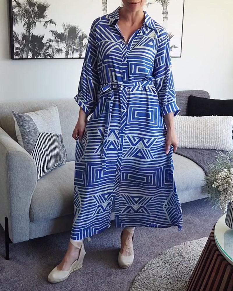 Lässiges Kleid mit geometrischem Muster zum Binden