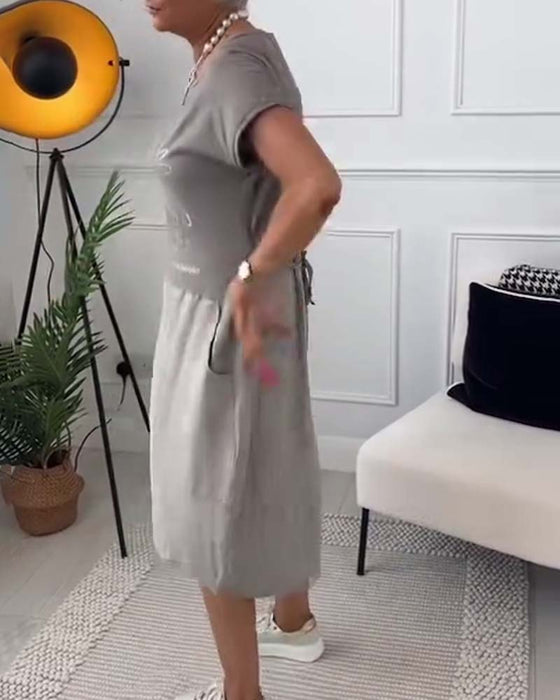 Bedrucktes kleid mit rundhalsausschnitt und kurzen ärmeln