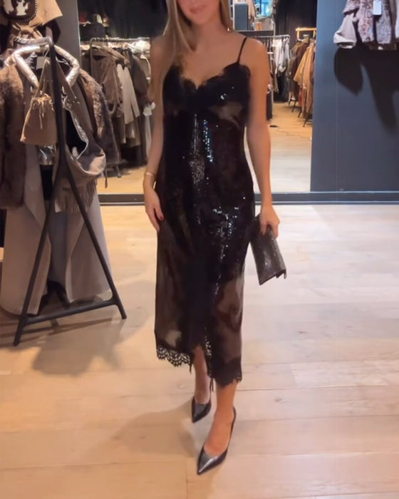 Anspruchsvolles Abendkleid mit Spaghetti-Trägern