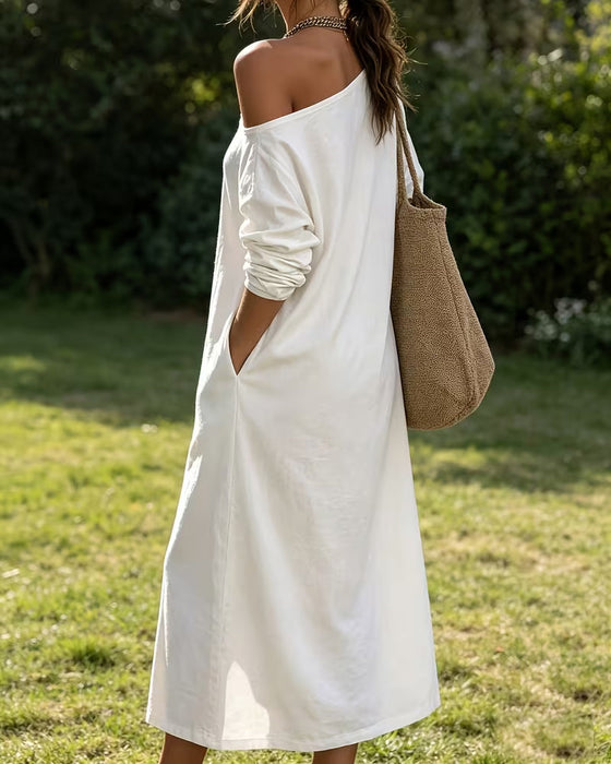 Lässiges Kleid Mit Einem Schulterausschnitt Und Schlitz
