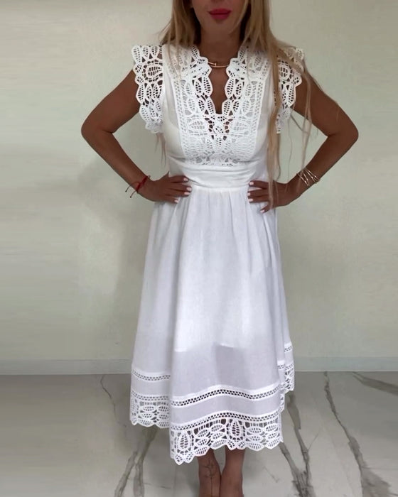 Elegantes ärmelloses kleid aus einfarbiger spitze mit V-ausschnitt