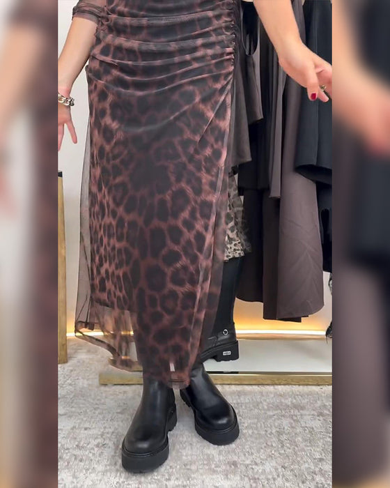 modisches Kleid mit Leopardenmuster