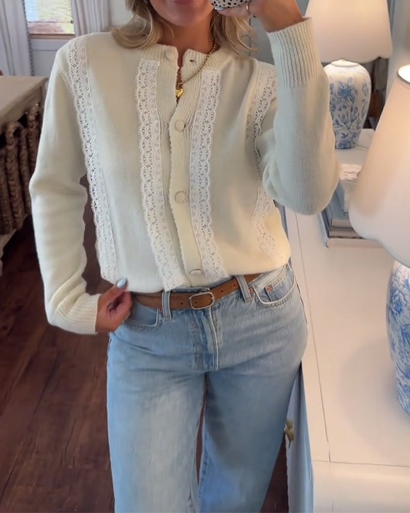 Elegante Strickjacke mit Spitzenbesatz und Knopfleiste