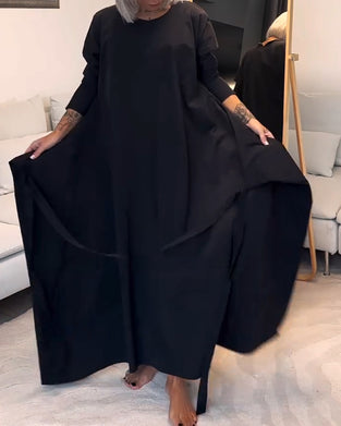 Modisches, einfarbiges, plissiertes kleid mit schnürung und rundhalsausschnitt