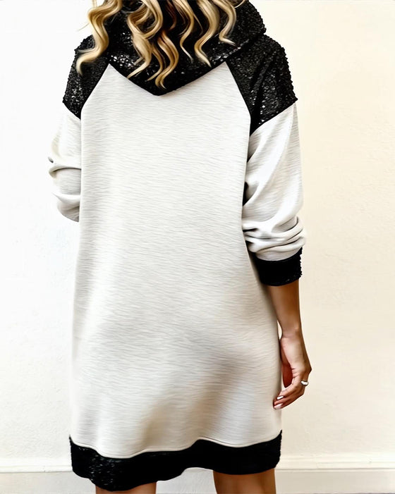 Langärmliges Kleid mit Kapuze und Kontrastfarbenen Einsätzen