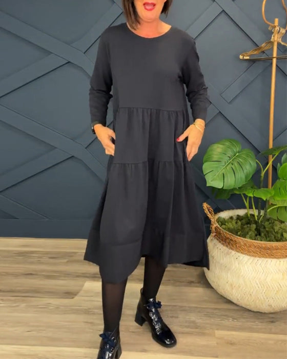 Lässiges einfarbiges patchwork-kleid mit rundhalsausschnitt