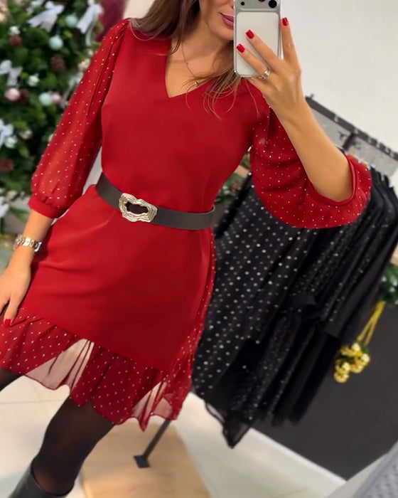 Stilvolles Kleid mit V-Ausschnitt und Patchwork