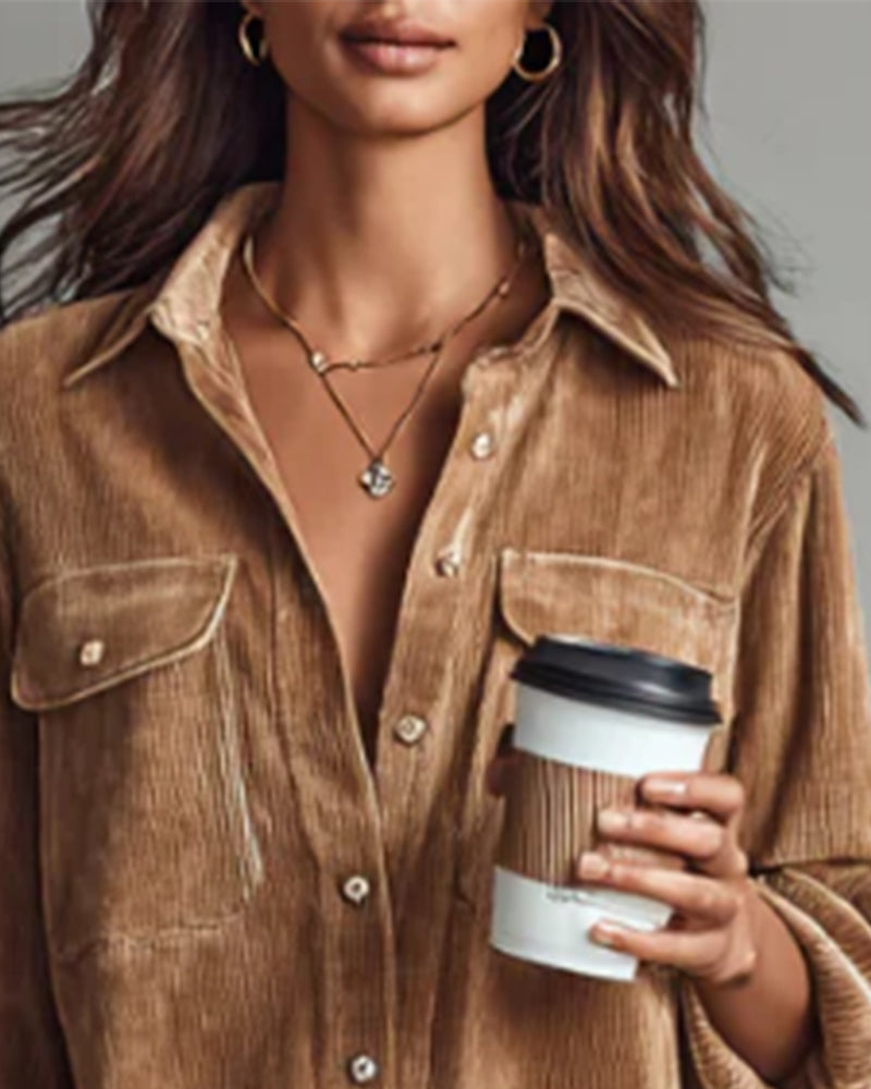 Modisches und elegantes Kleid mit Revers