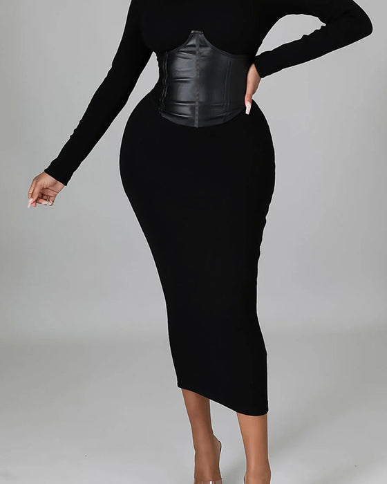 Kleid In Einfarbigem Design Mit Paneelen Und Körperbetonter Passform