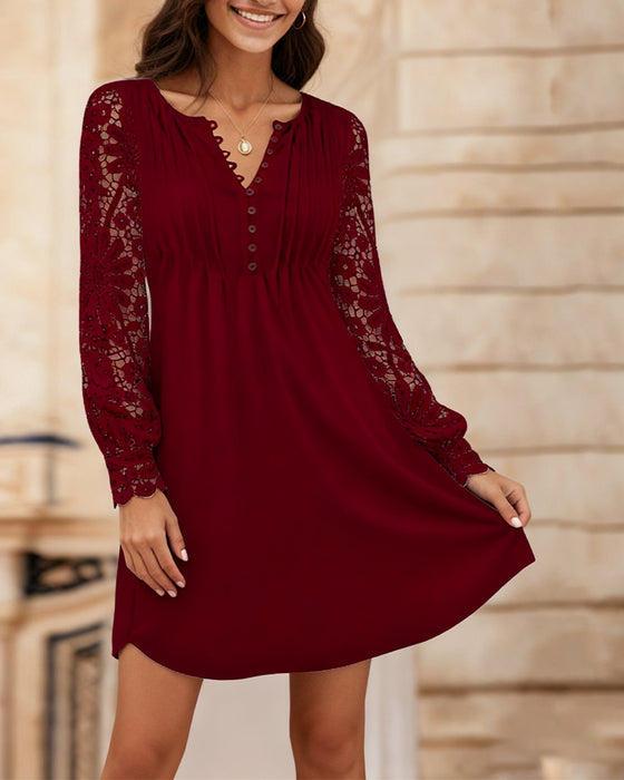 Unifarbenes Kleid mit Falten und Patchwork-Details