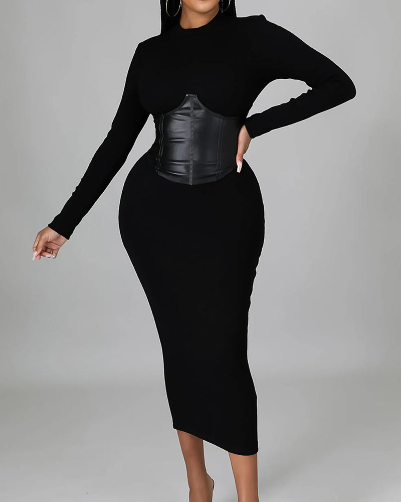 Kleid In Einfarbigem Design Mit Paneelen Und Körperbetonter Passform