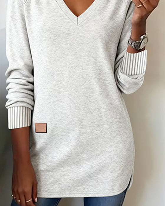 Hoodie Mit V-Ausschnitt Und Modischem Ambiente