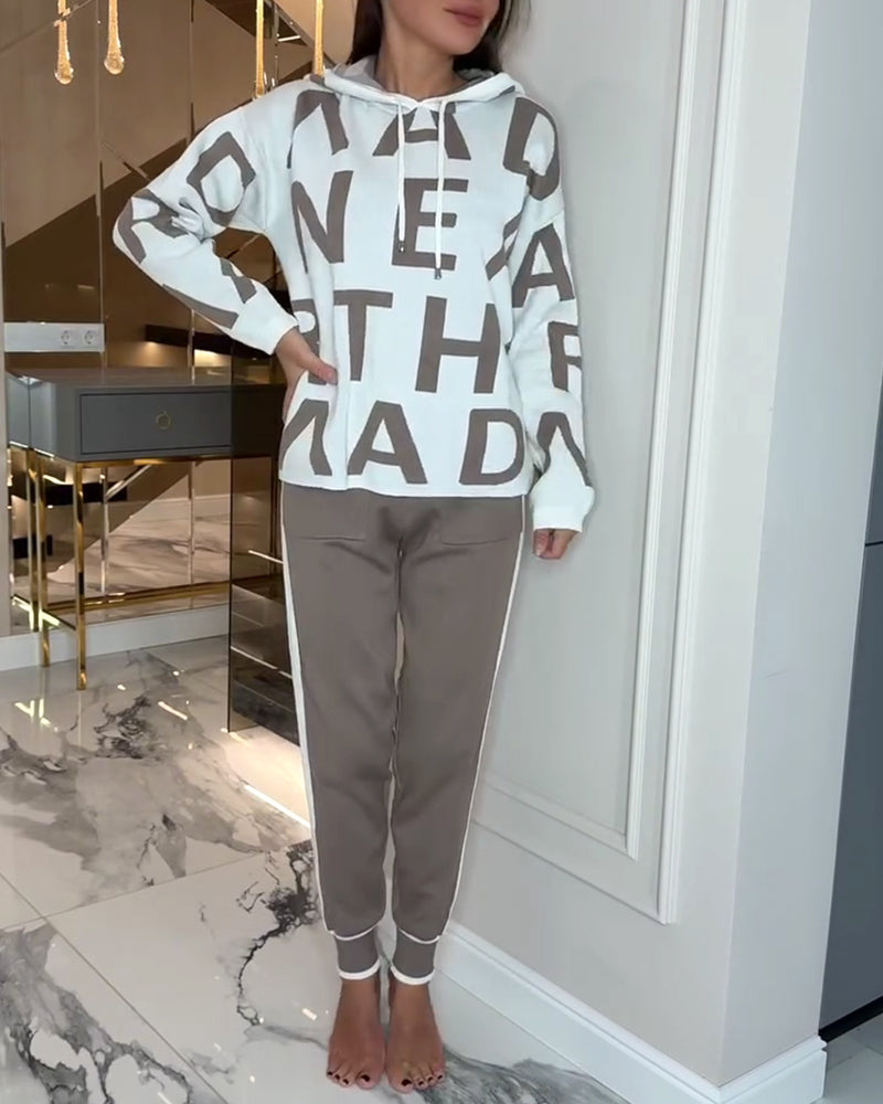 Zweiteiler mit Kapuze und Schriftzug