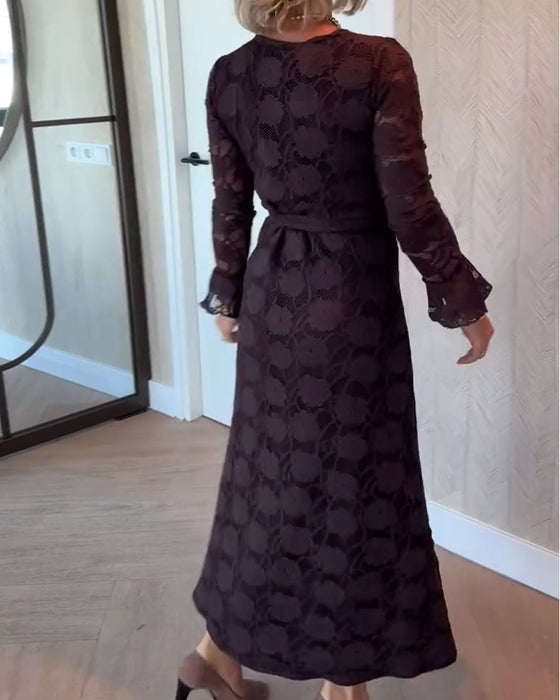 Modisches Kleid mit Trompetenärmeln und V-Ausschnitt