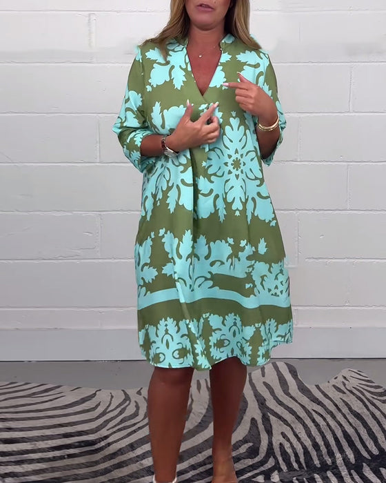 Lässiges Kleid mit V-Ausschnitt und Kontrastdruck