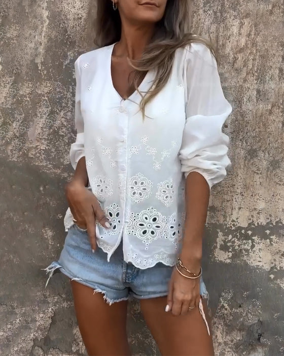 Bluse Mit V-Ausschnitt, Knopfig Und Spitzenläsige Design