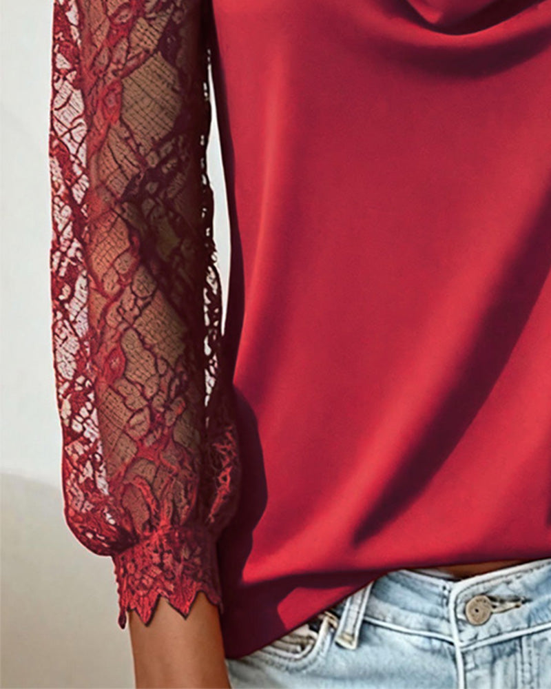 Top mit drapiertem Kragen und Patchwork-Details