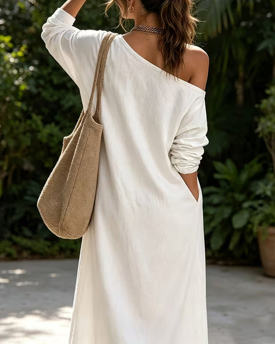 Lässiges Kleid Mit Einem Schulterausschnitt Und Schlitz