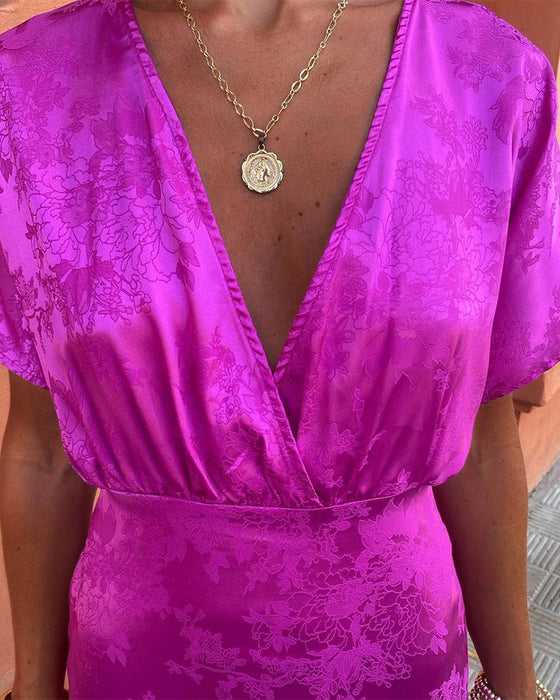 Einfarbiges, elegantes kleid mit tiefer v-taille