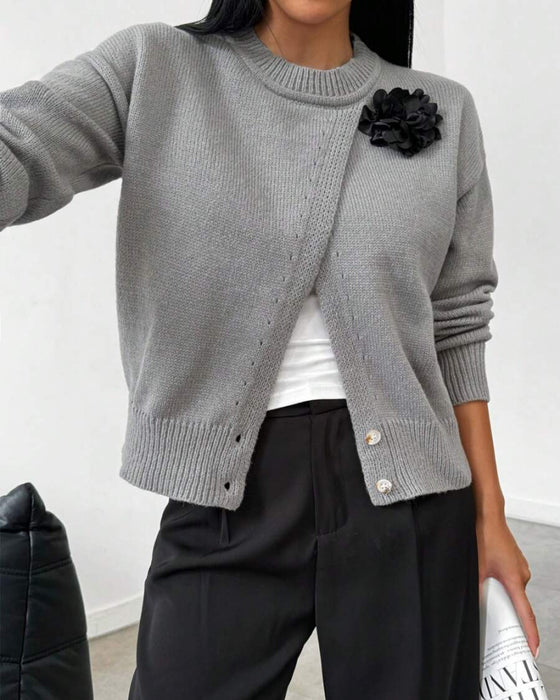 Moderner Pullover mit Schlitzsaum