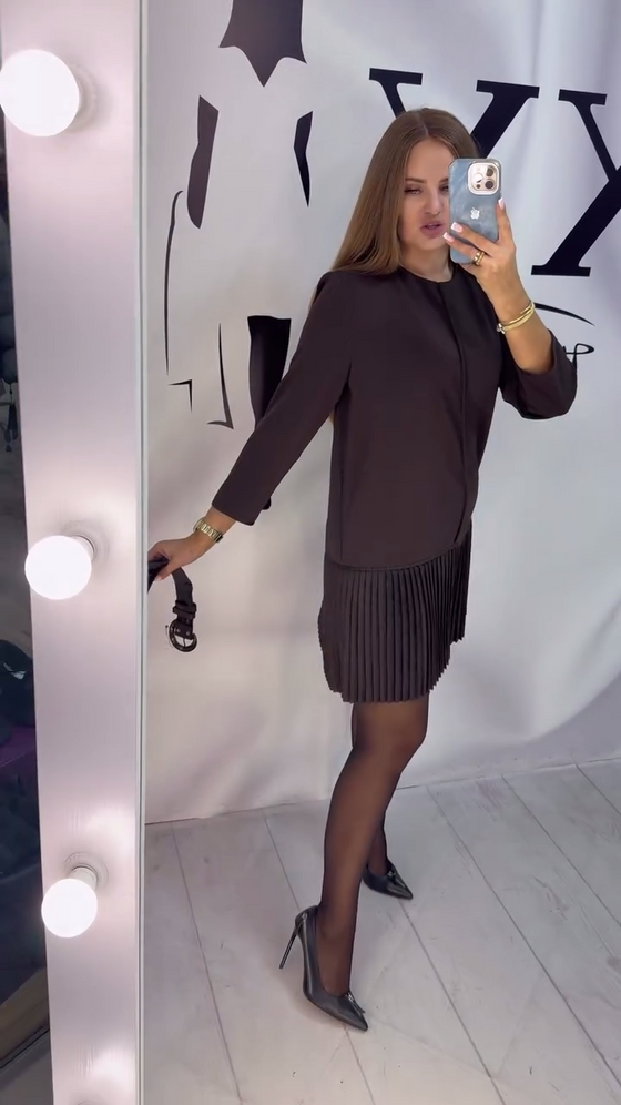 Kleid mit Dreiviertelärmeln und Akkordeonfalten