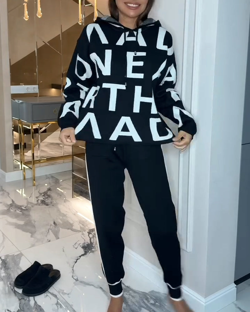 Zweiteiler mit Kapuze und Schriftzug